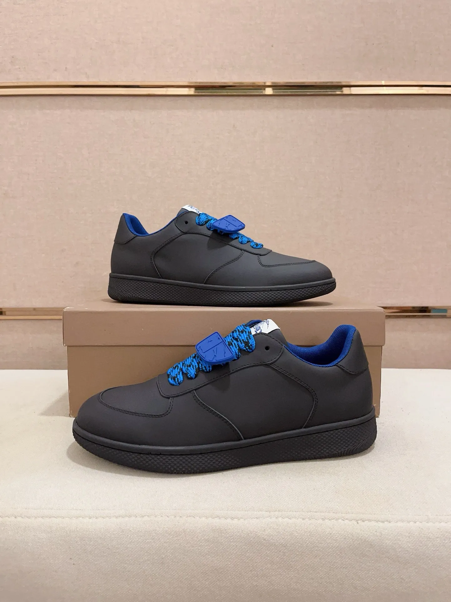 Men's shoes 💰: 560💰🇮🇹🇮🇹The counters are synchronized with Burberry's top purchasing agents🔍🔍Synchronized sales. Positive code number: 38-44. Italian imported cowhide, fully imported sheepskin lining, sole: original sole provided by the original factory, exclusive movable molded sole, super comfortable, original factory follow-up order, 🔍🔍high quality, you can enter and leave the counter at will, welcome to compare (45 yuan for customization, no return or exchange)
